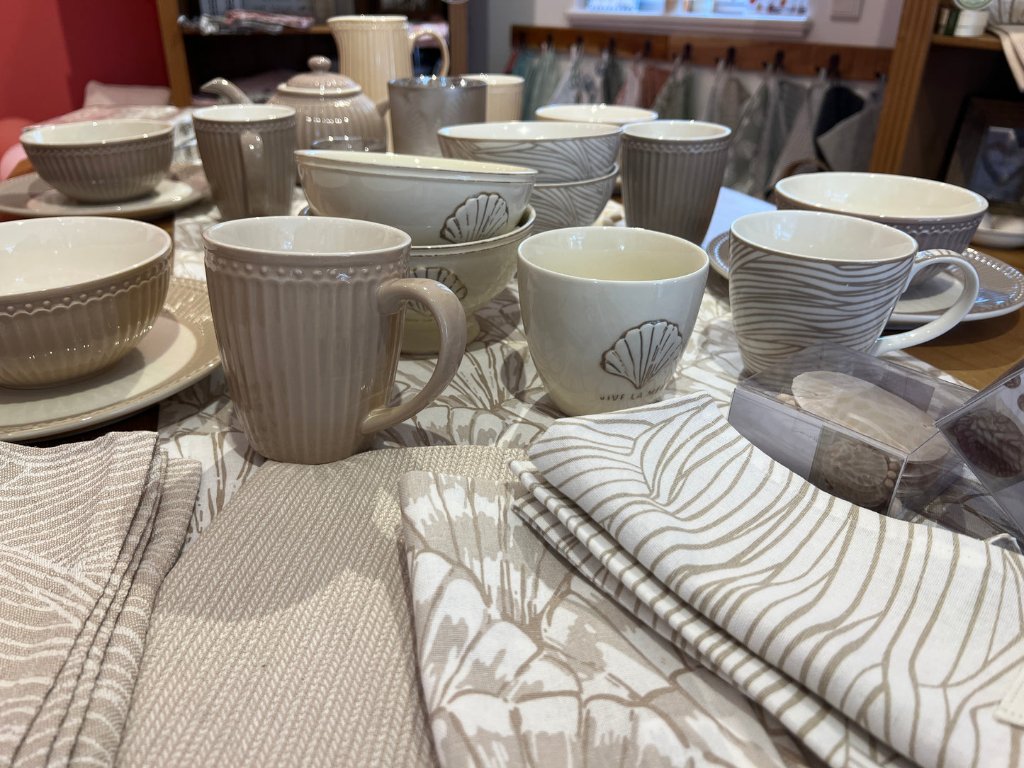 Handgefertigte Keramikschale mit skandinavischem Design – stilvoll & zeitlos
Zarte Leinen-Tischdecke mit französischem Muster – elegante Wohnkultur
Hochwertige Teetasse mit nostalgischem GreenGates-Design