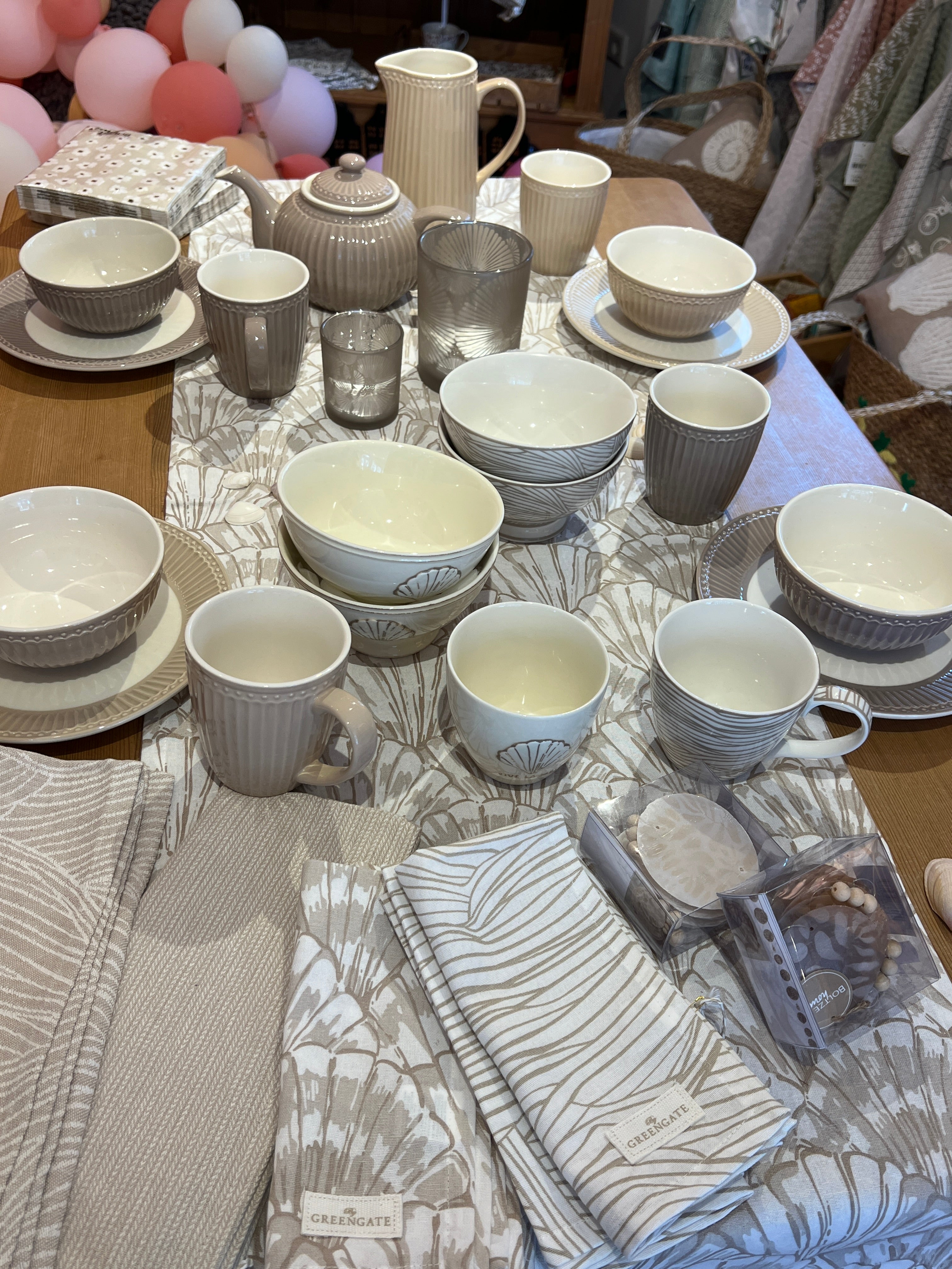Handgefertigte Keramikschale mit skandinavischem Design – stilvoll & zeitlos
Zarte Leinen-Tischdecke mit französischem Muster – elegante Wohnkultur
Hochwertige Teetasse mit nostalgischem GreenGates-Design