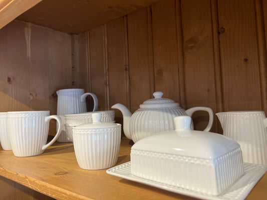 Handgefertigte Keramikschale mit skandinavischem Design – stilvoll & zeitlos
Zarte Leinen-Tischdecke mit französischem Muster – elegante Wohnkultur
Hochwertige Teetasse mit nostalgischem GreenGates-Design

