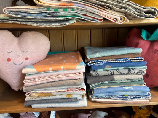 “Flauschige Kinderdecke mit niedlichen Motiven, ideal für kuschelige Momente.”
“Weiche Kinderdecke mit bunten Motiven, perfekt für Bett und Sofa.”
“Hochwertige und pflegeleichte Kinderdecke mit süßem Design.”
