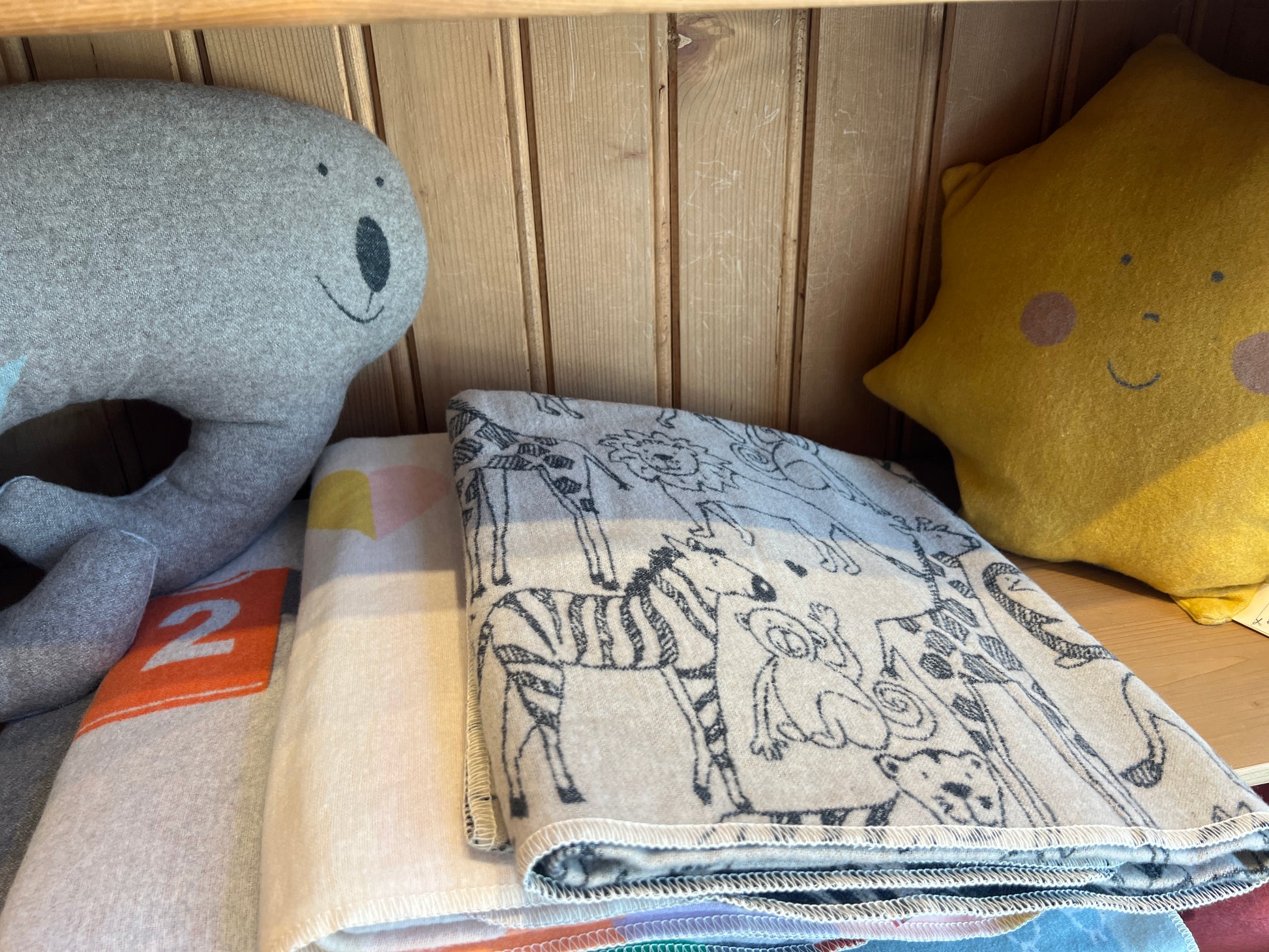 “Flauschige Kinderdecke mit niedlichen Motiven, ideal für kuschelige Momente.”
“Weiche Kinderdecke mit bunten Motiven, perfekt für Bett und Sofa.”
“Hochwertige und pflegeleichte Kinderdecke mit süßem Design.”
