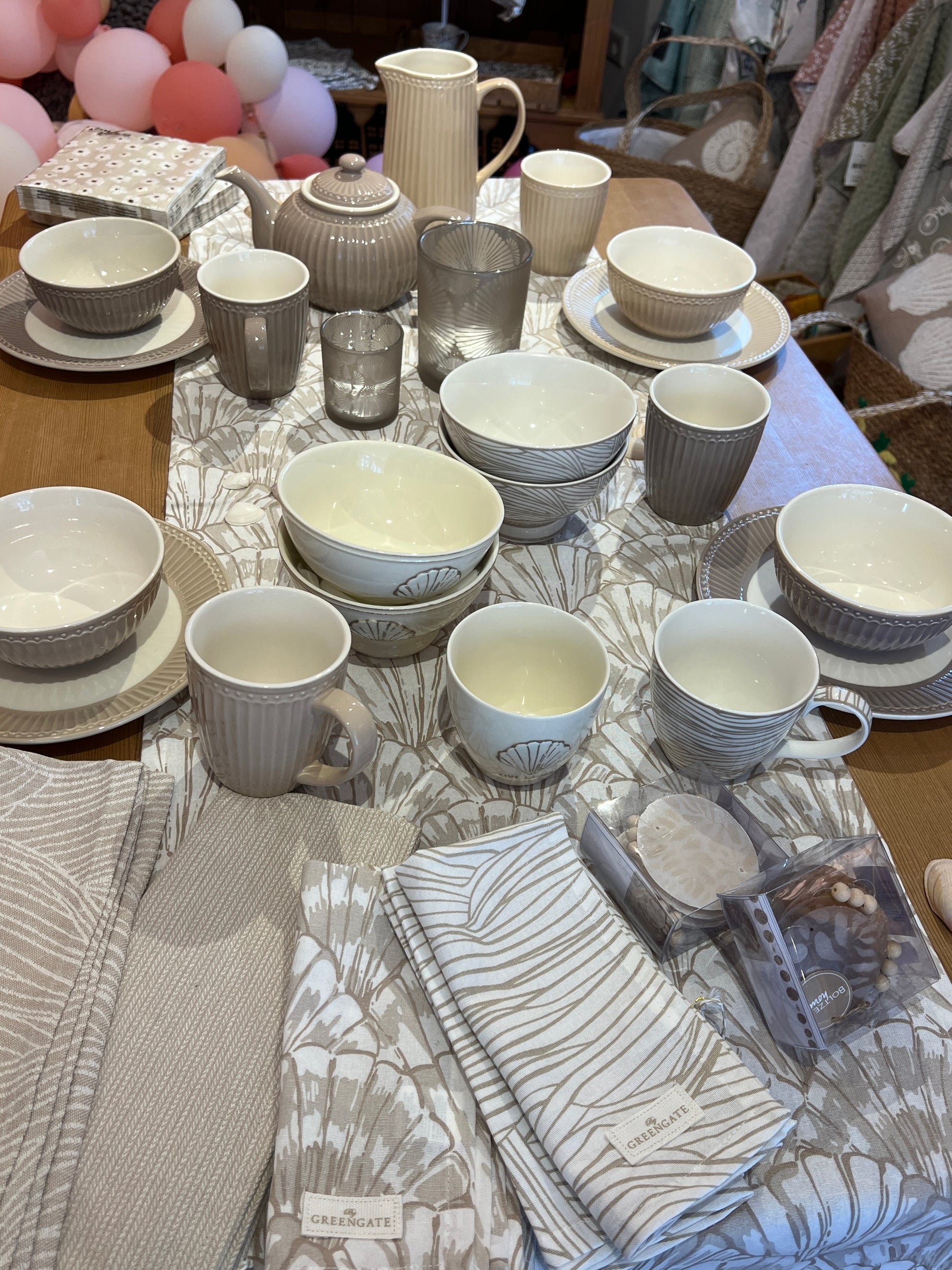 Handgefertigte Keramikschale mit skandinavischem Design – stilvoll & zeitlos
Zarte Leinen-Tischdecke mit französischem Muster – elegante Wohnkultur
Hochwertige Teetasse mit nostalgischem GreenGates-Design
