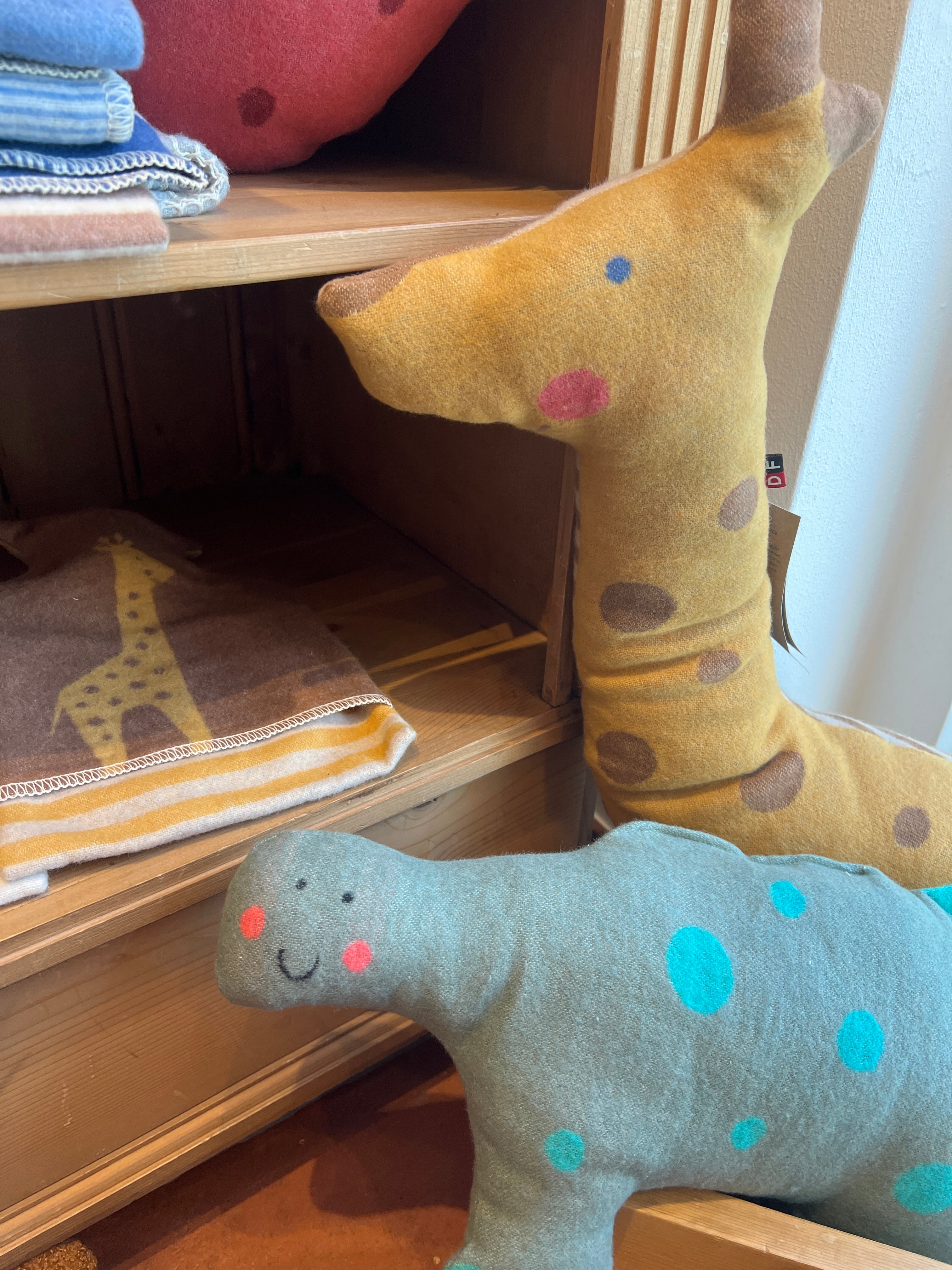 „Weiches Kuschelkissen von Fussenegger mit niedlichem Design, aus Baumwollmix und maschinenwaschbar – ideal für Kinderzimmer.“