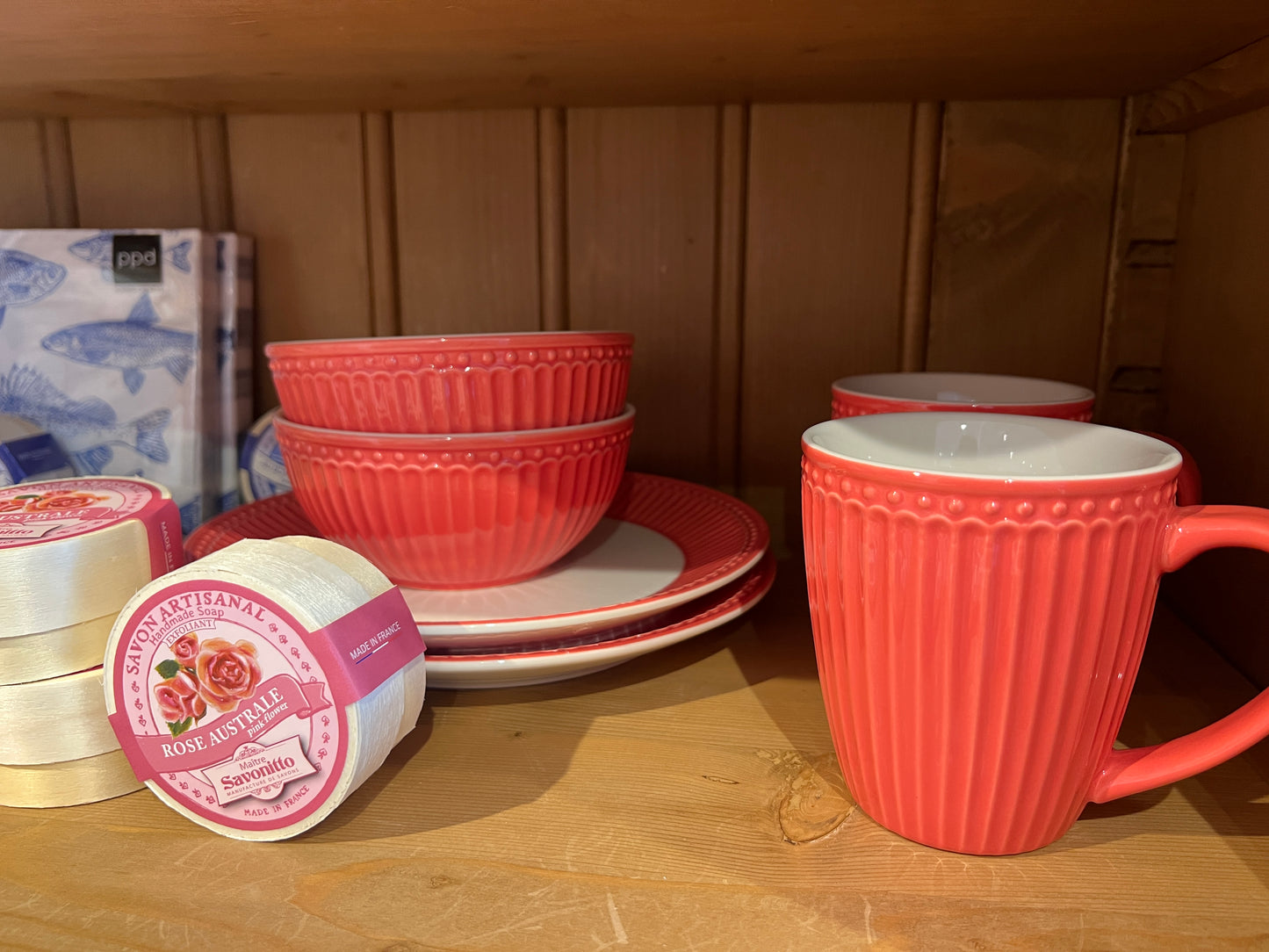 Handgefertigte Keramikschale mit skandinavischem Design – stilvoll & zeitlos
Zarte Leinen-Tischdecke mit französischem Muster – elegante Wohnkultur
Hochwertige Teetasse mit nostalgischem GreenGates-Design
