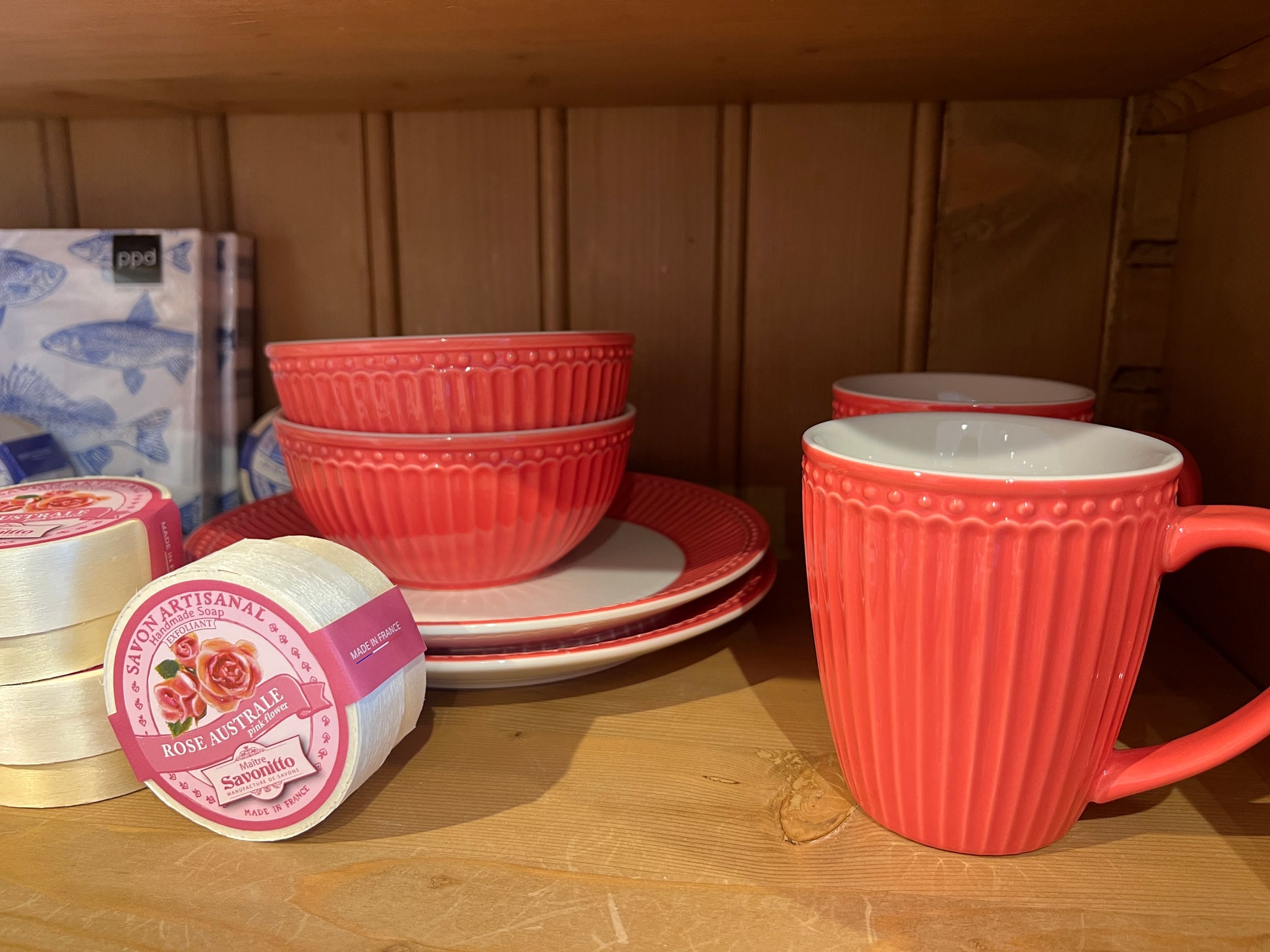 Handgefertigte Keramikschale mit skandinavischem Design – stilvoll & zeitlos
Zarte Leinen-Tischdecke mit französischem Muster – elegante Wohnkultur
Hochwertige Teetasse mit nostalgischem GreenGates-Design
