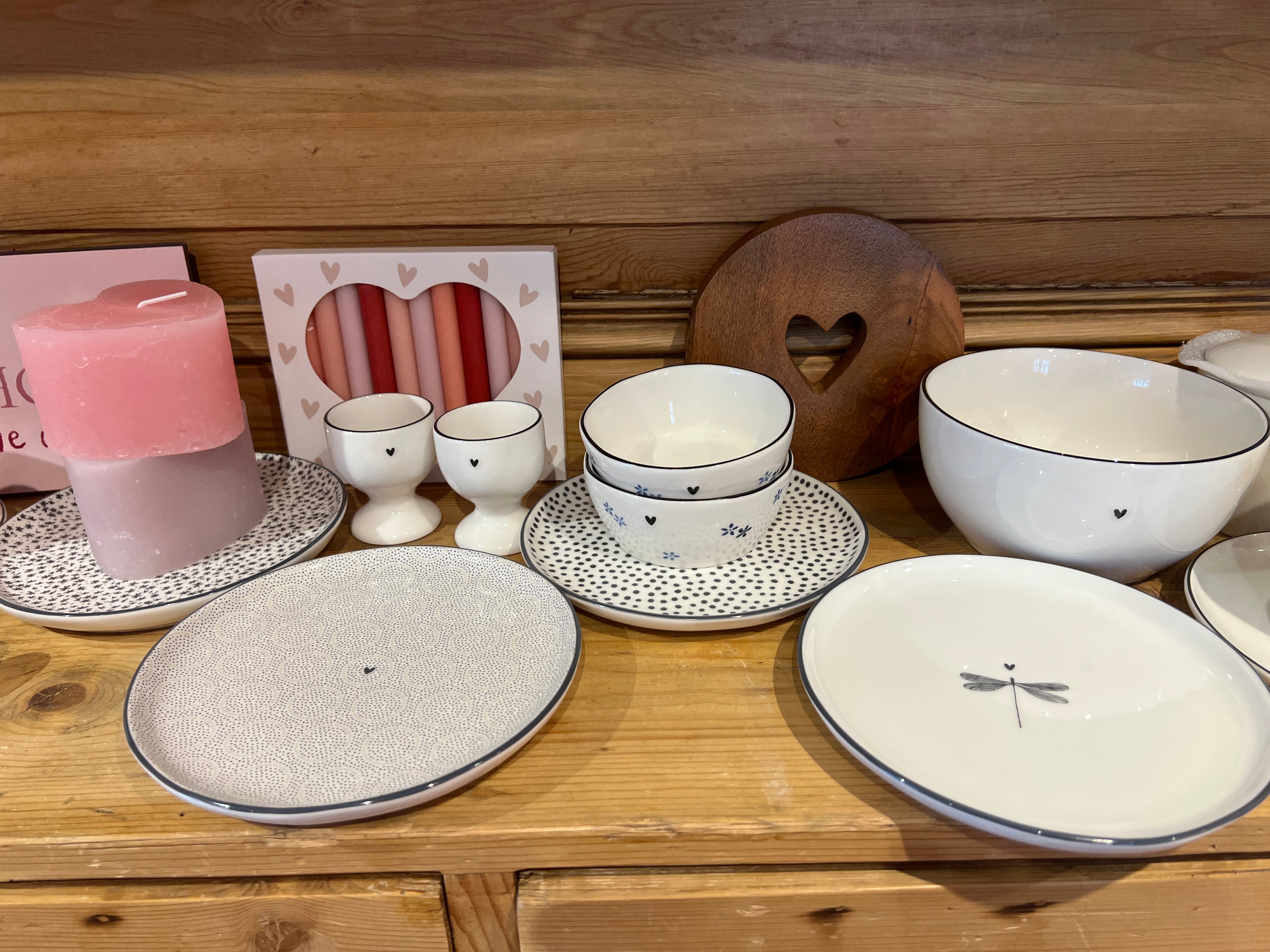 Weiße Keramiktasse mit Herzmuster von Bastion Collections – stilvoll & hochwertig.
Eleganter Keramikteller mit dezentem Herzmotiv – perfekt für moderne Tischdeko.
Robuste & romantische Keramikschale mit Herzdesign – ideal für Frühstück oder Snacks.