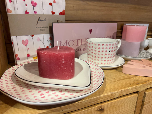 Weiße Keramiktasse mit Herzmuster von Bastion Collections – stilvoll & hochwertig.
Eleganter Keramikteller mit dezentem Herzmotiv – perfekt für moderne Tischdeko.
Robuste & romantische Keramikschale mit Herzdesign – ideal für Frühstück oder Snacks.
